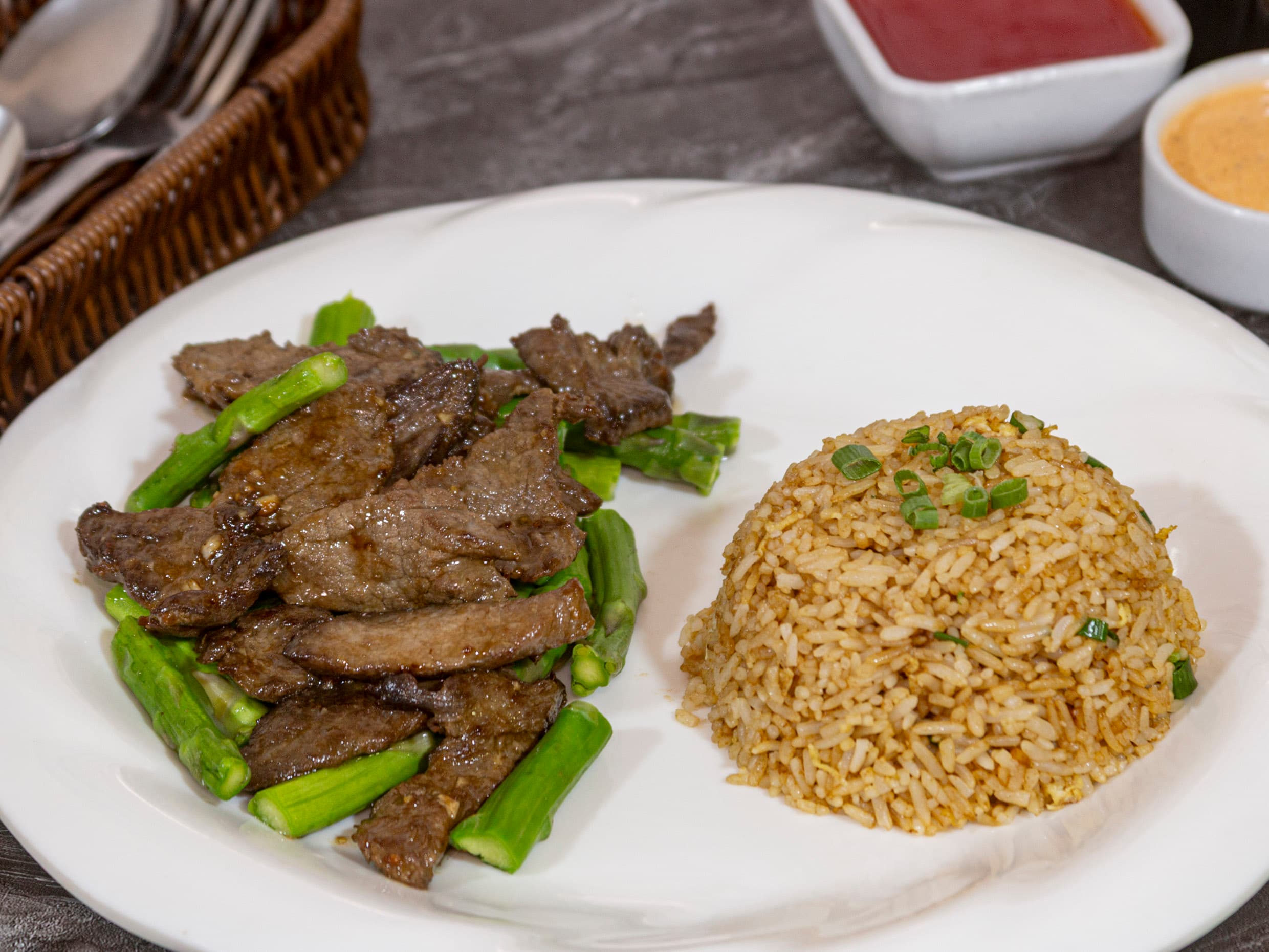 Carne con Espárrago más Chaufa