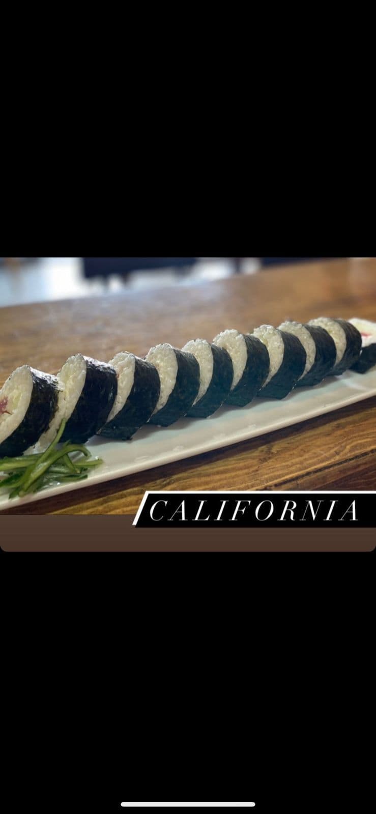 1/2 SUSHI 2 QUESOS + 1/2 SUSHI CALIFORNIA + BEBIDA