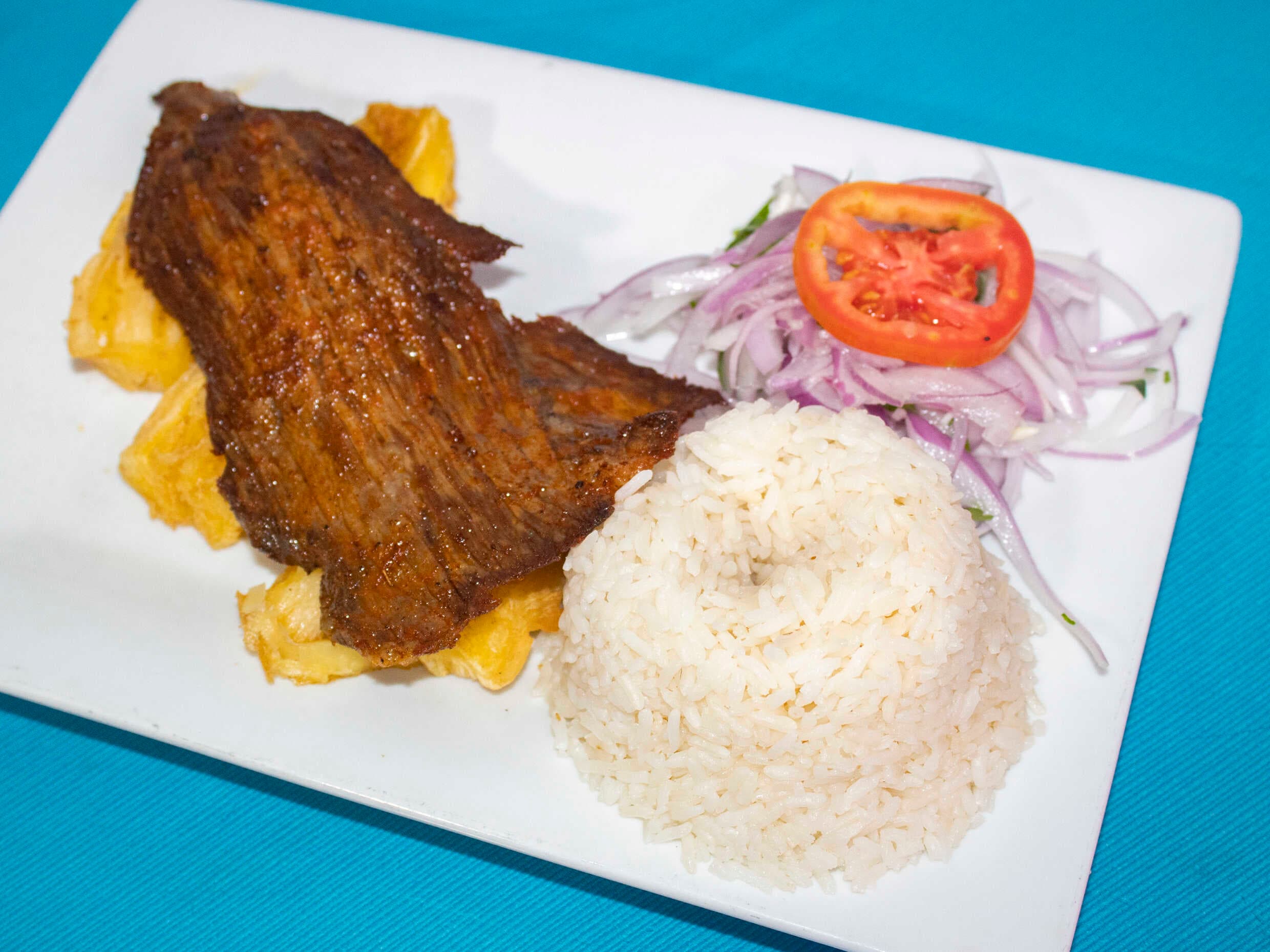Malaya frita con yucas doradas