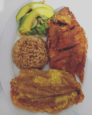 Bandeja con Tilapia Frita