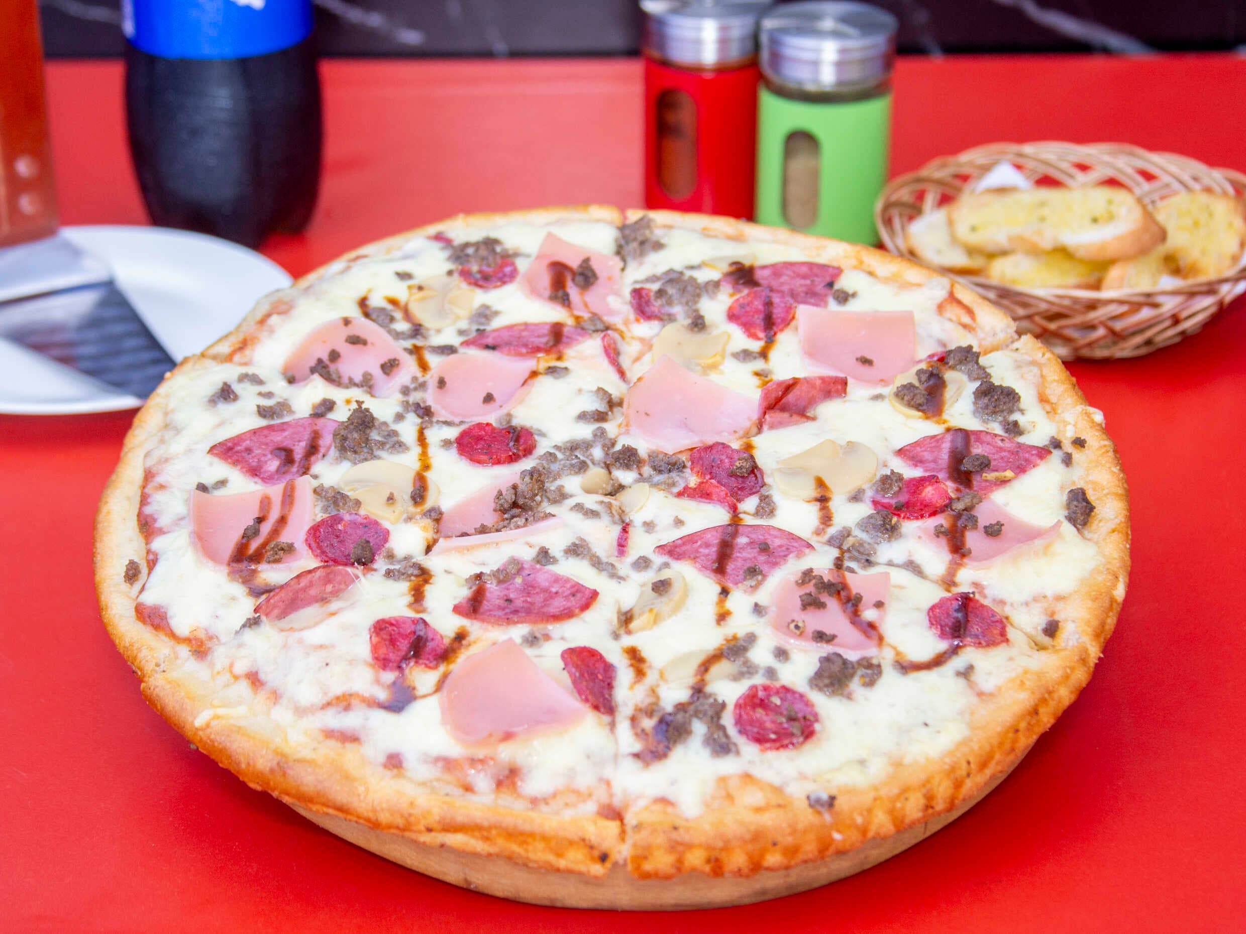 Pizza Suprema Grande, Panes al Ajo y Gaseosa