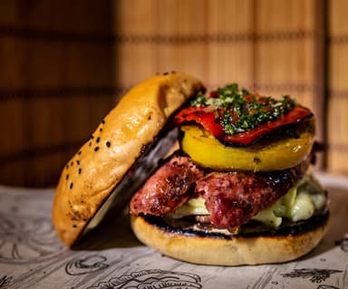 Burger con chorizo y chimichurri Alejandro Magno