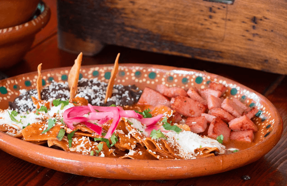 Chilaquiles rojos con chuleta ahumada