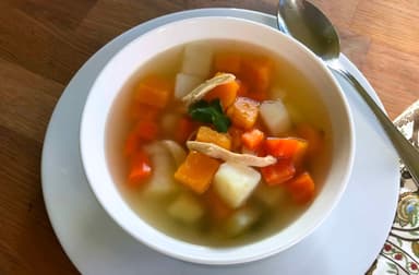 Sopa de pollo y vegetales