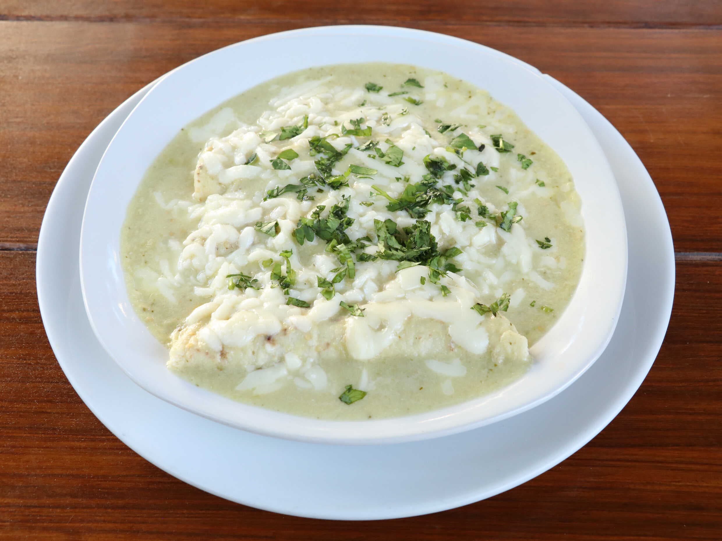 Enchiladas de Pollo Bañadas en Salsa