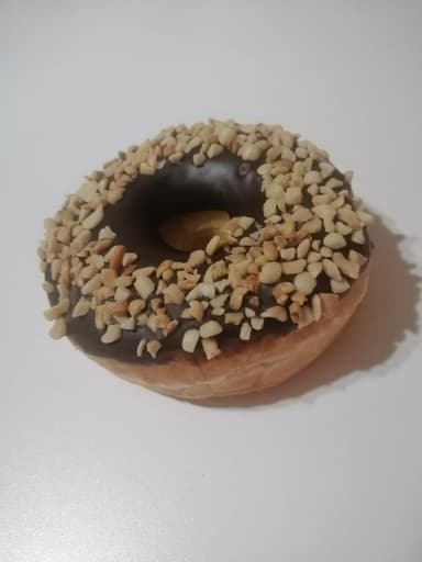 DONA DE CHOCOLATE CON CACAHUATE