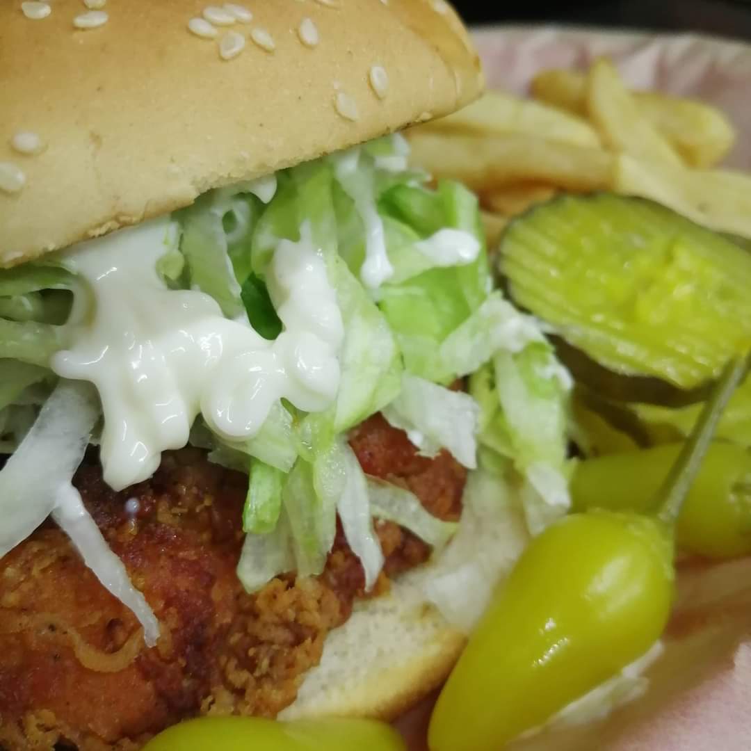 Hamburguesa Pollo Crispy y Papas Francesas