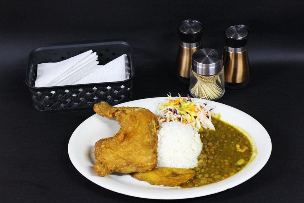 Almuerzo Completo con Cuarto de Pollo Apanado
