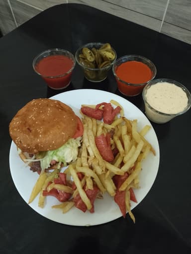 HAMBURGUESA JUMBO FHILADELPHIA CON SALCHIPAPAS