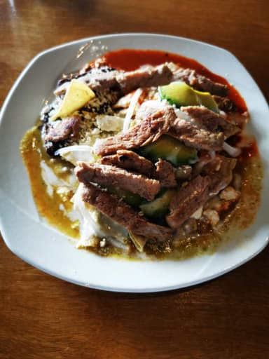 Chilaquiles Salsa Roja con Pollo