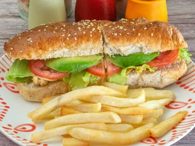 Baguette de Pollo o Jamón con Papas