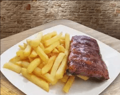 Costillitas BBQ con Papas y Ensalada Cocida