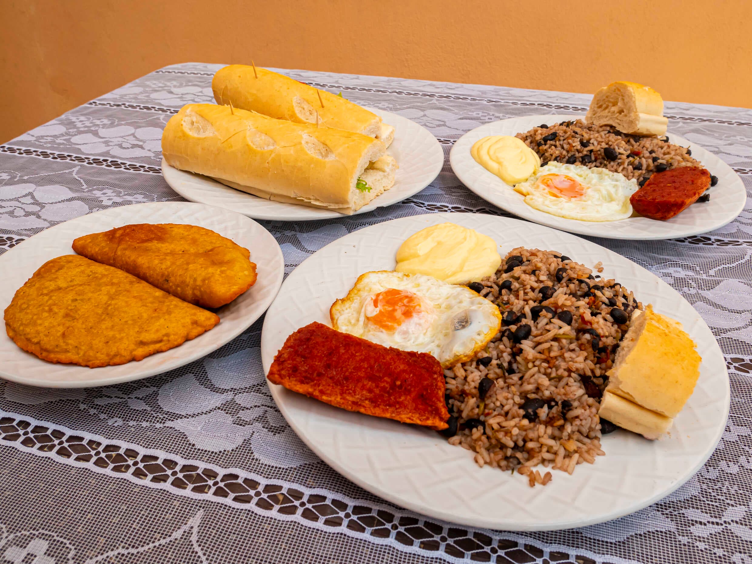 Combo #1 Son 2 Pintos + 2 Empanadas + 2 Sandwich