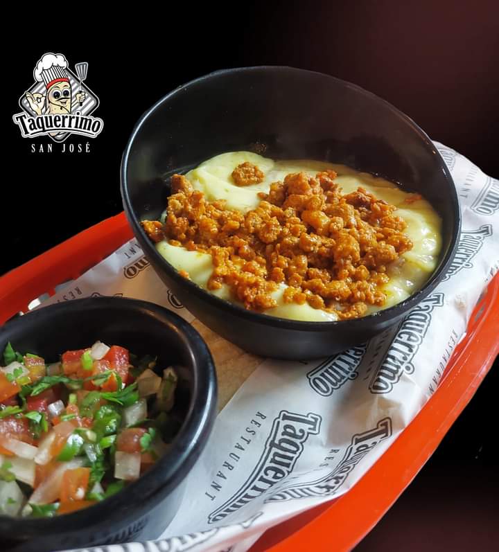 Queso Fundido con Chorizo