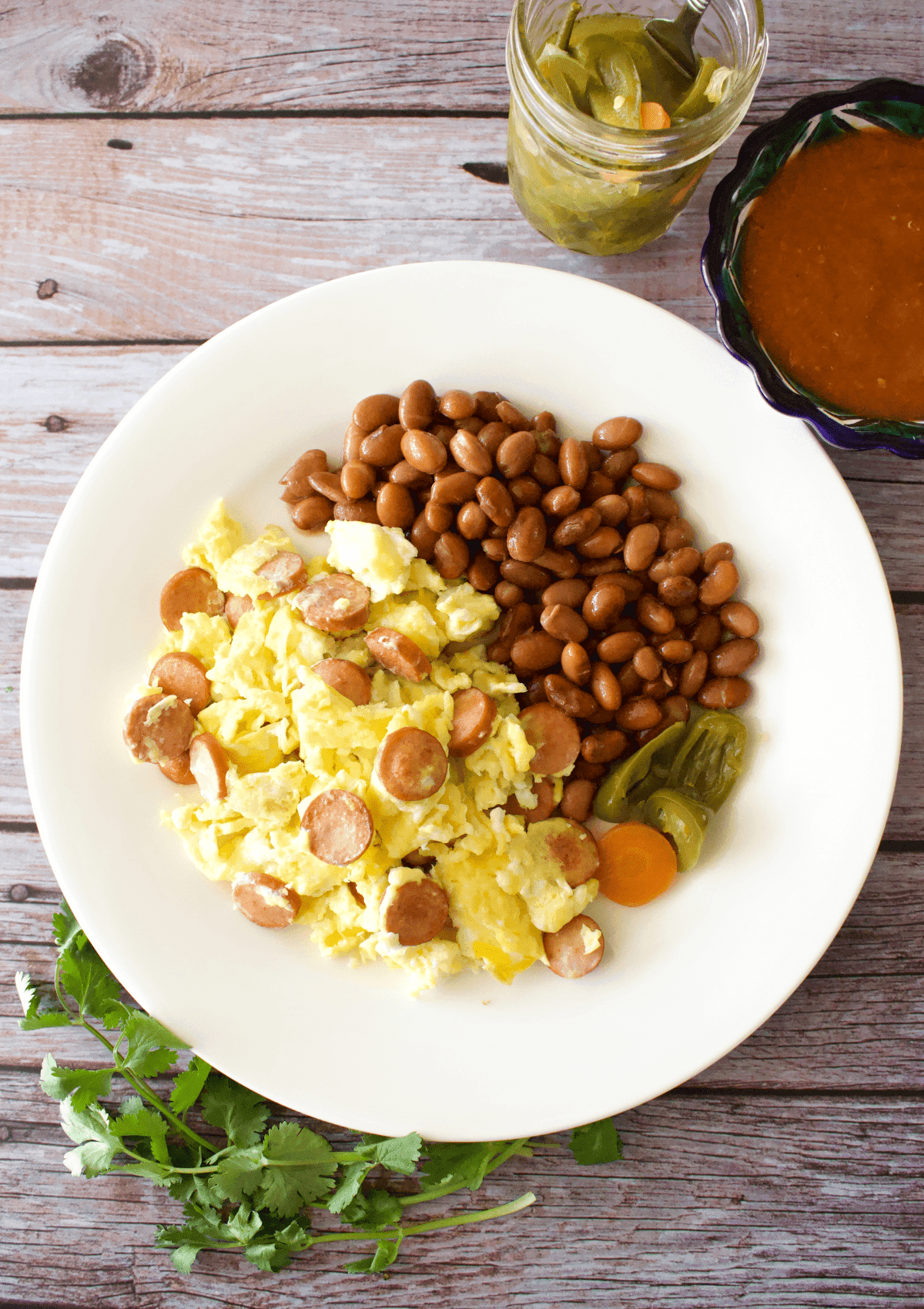 Huevo con Salchicha y Frijoles