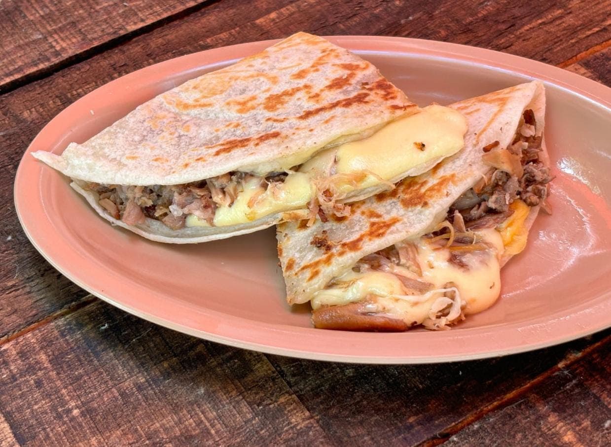 Quecarnita (Quesadilla de Carnitas)