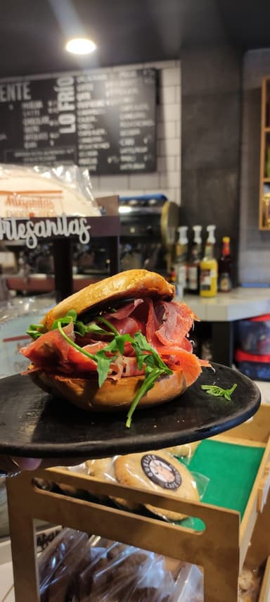 Bagel de jamón serrano