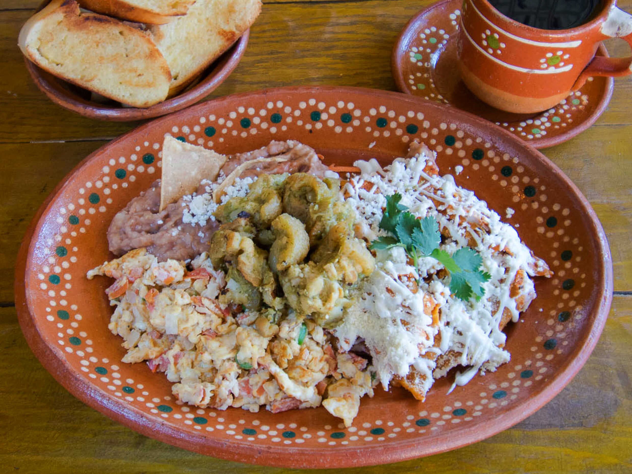 Chilaquiles con Guiso (Del Dia) y Huevo al Gusto