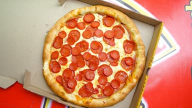 Pizza de Pepperoni con Orilla de Queso