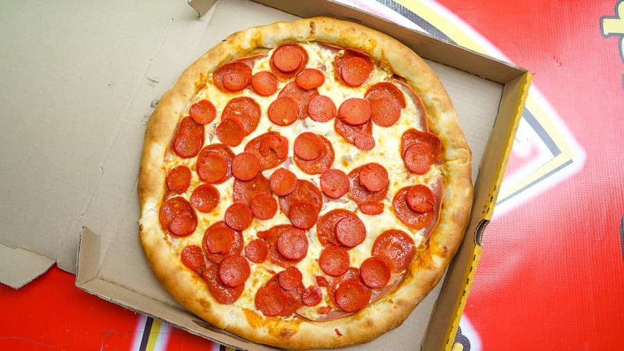 Pizza de Pepperoni con Orilla de Queso