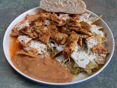 Chilaquiles Combinados con Milanesa de Pollo