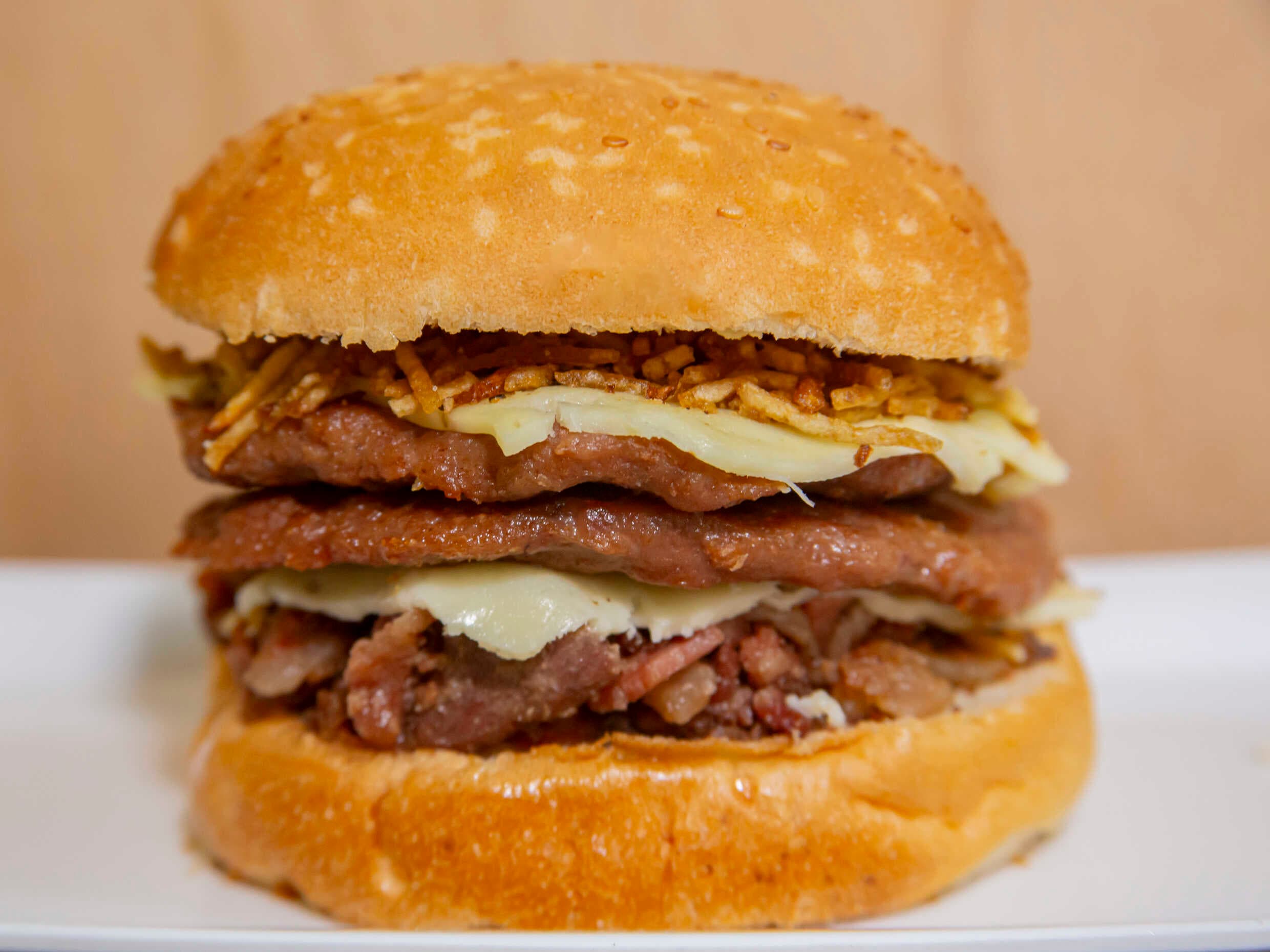 Hamburguesa con Doble Carne, Queso y Tocineta