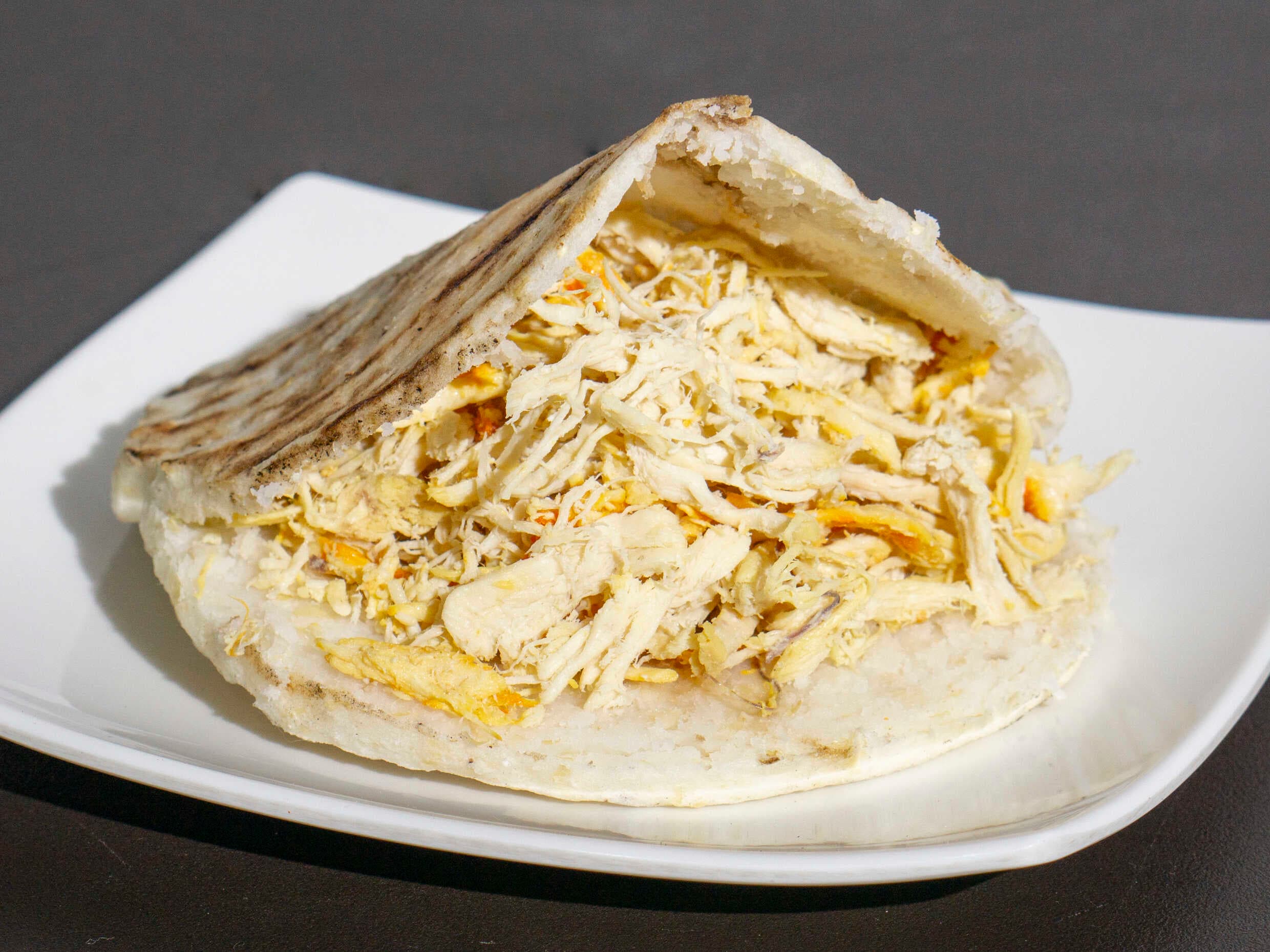 Arepa con Pollo Desmechado
