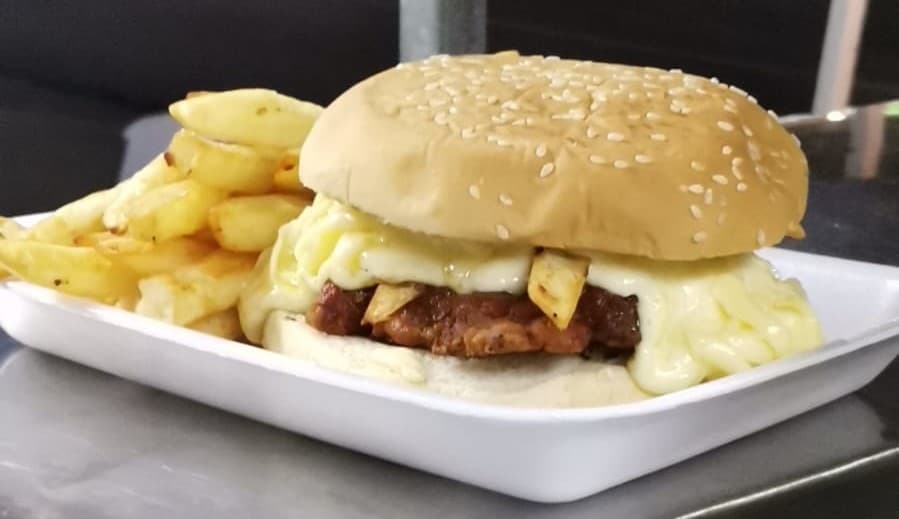 Hamburguesa pollito con papas