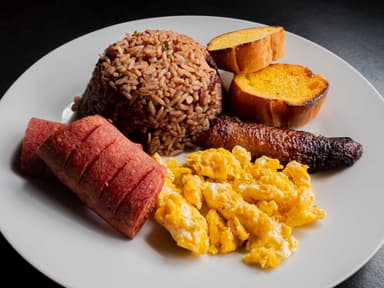 Gallo Pinto Económico  con Huevo y Salchichon
