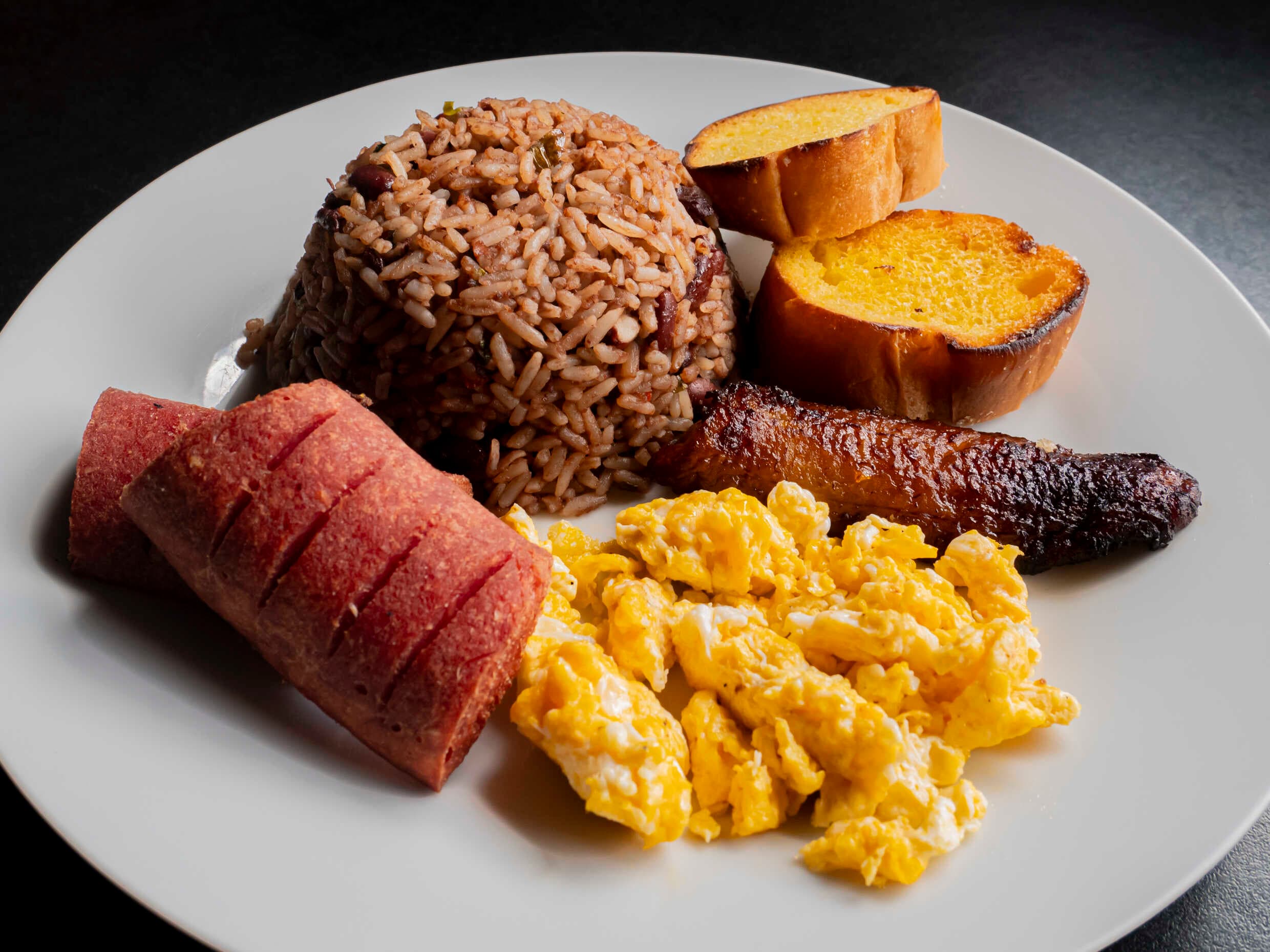 Gallo Pinto Económico  con Huevo y Salchichon