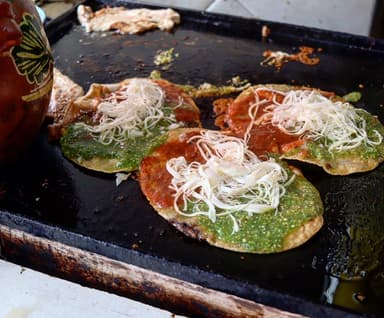 Gordita con chorizo y quesillo