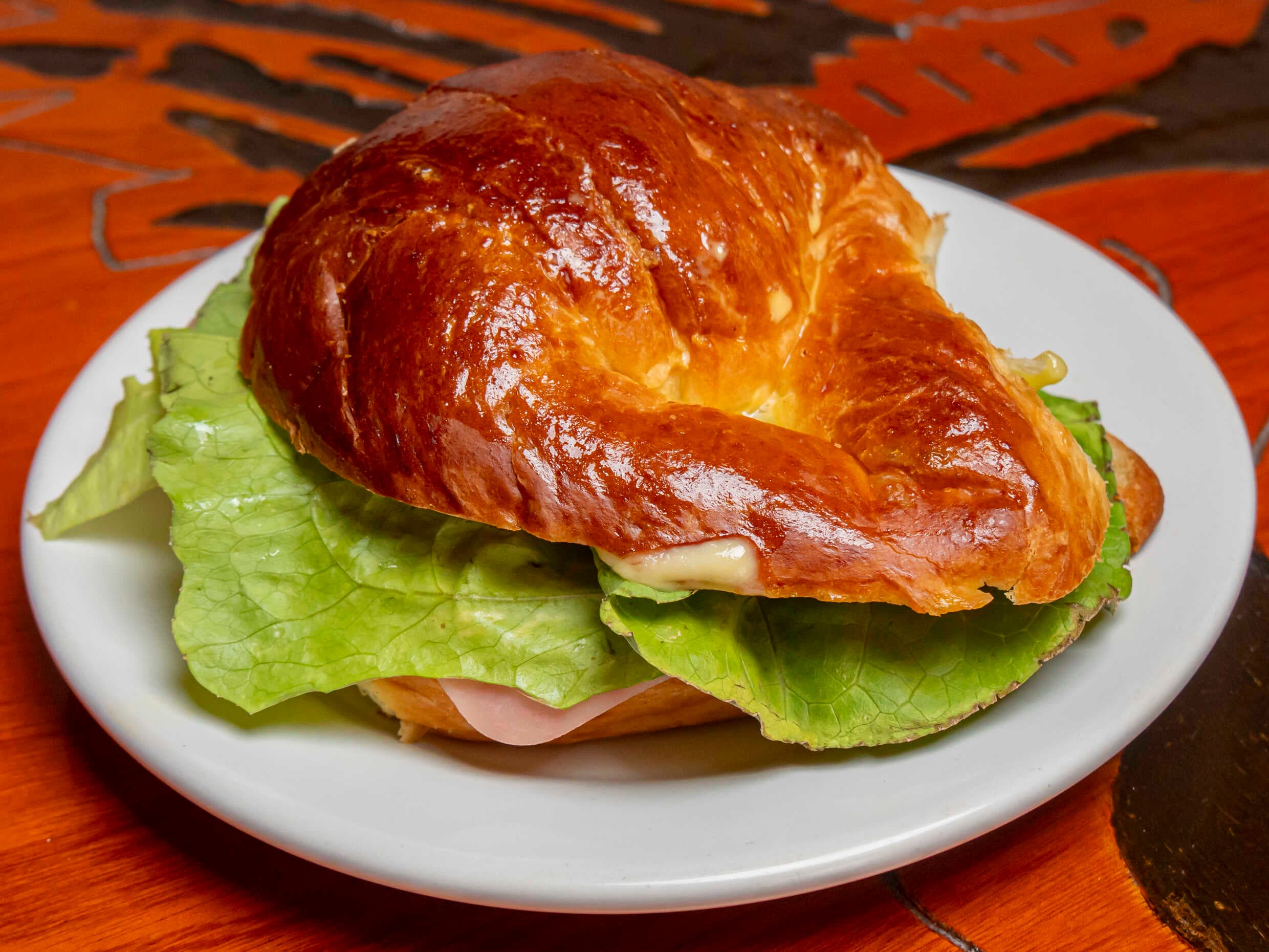 Cuernito Jamón y Queso