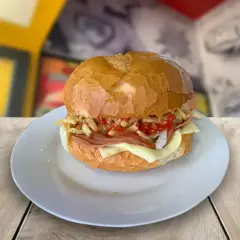 Sándwich Simple de Lomito y Queso
