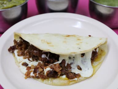 Taco de Chorizo con Queso