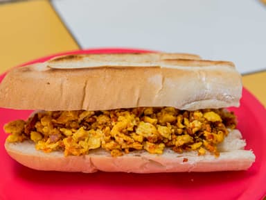 2 Doraditas Huevo con Longaniza y Queso bola + agu