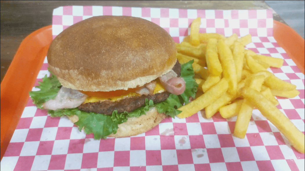 COMBO 🍔🍟🥤 BURGUER TOCINO, PAPAS Y REFRESCO