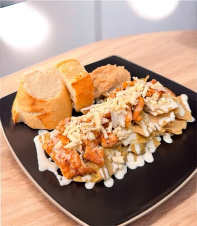 Chilaquiles con Proteína en Salsa Verde o Roja