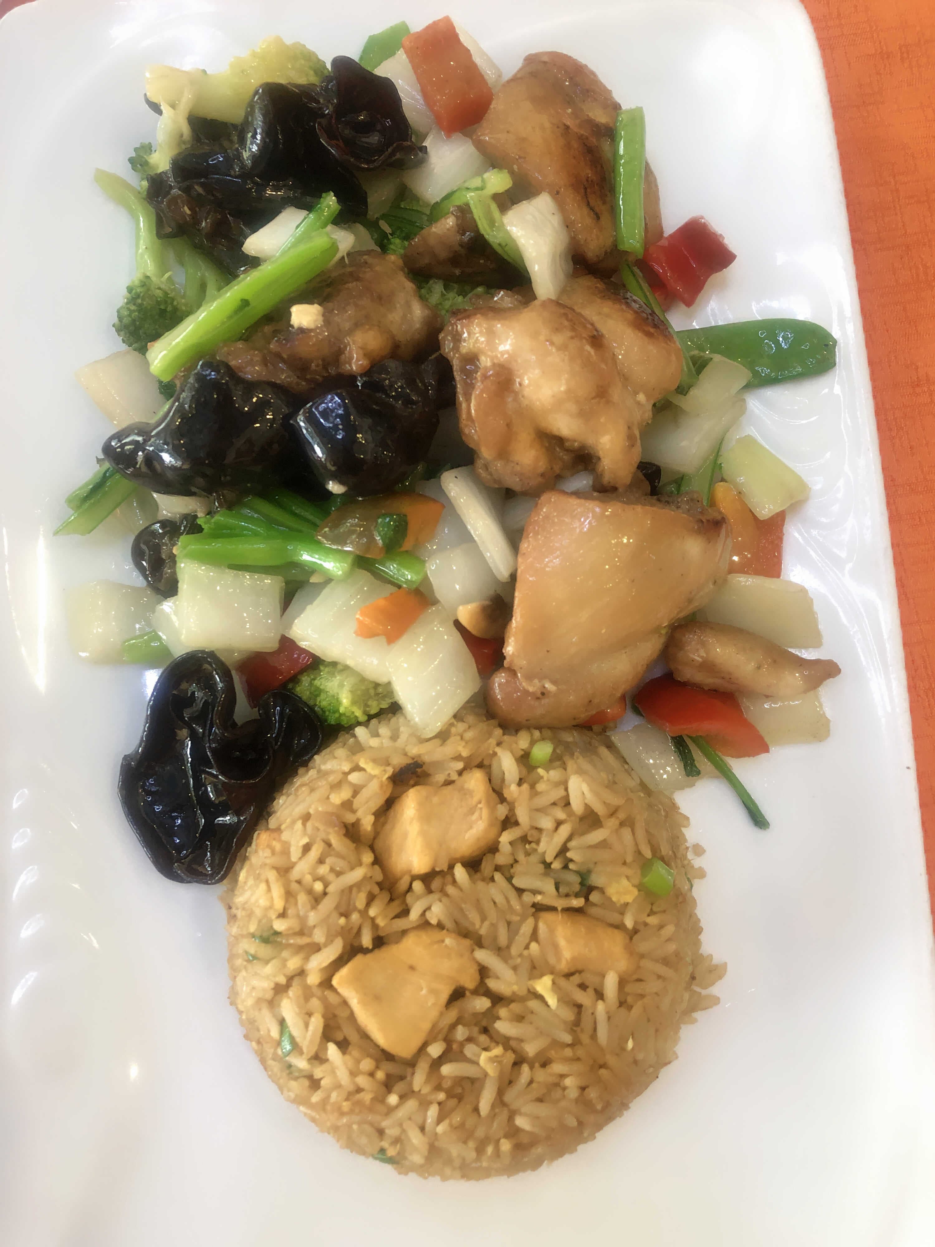 Pollo en Trozo con Verduras más Chaufa