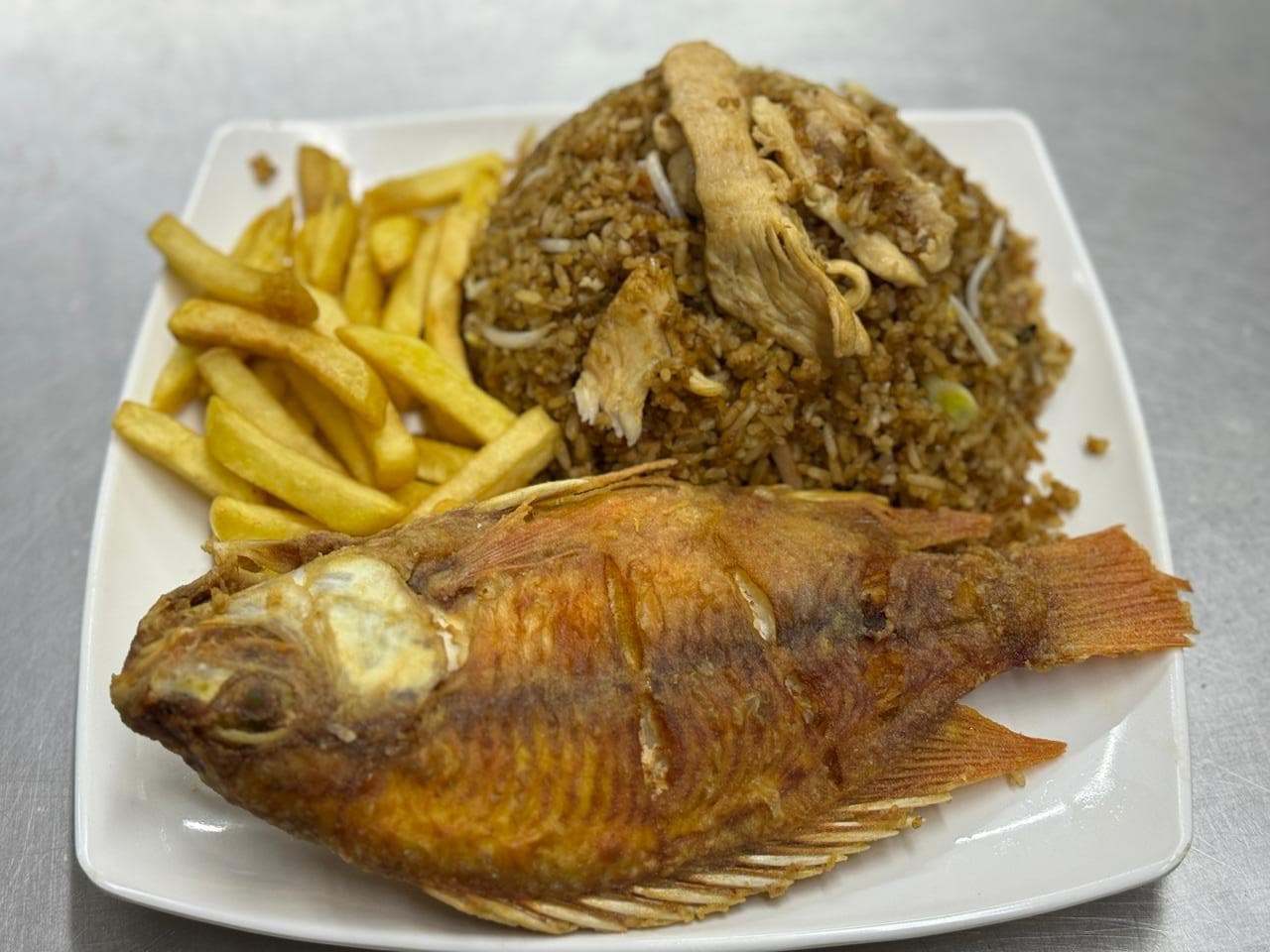 Arroz personal + 1 tilapia + chopsuey