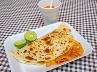 Quesabirria + Agua