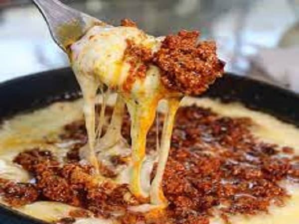 Queso Fundido con Chorizo