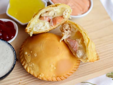 Empanada Ranchera y Pollo
