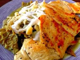 Chilaquiles con Pechuga Asada
