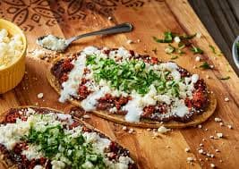 Huaraches de carne al pastor