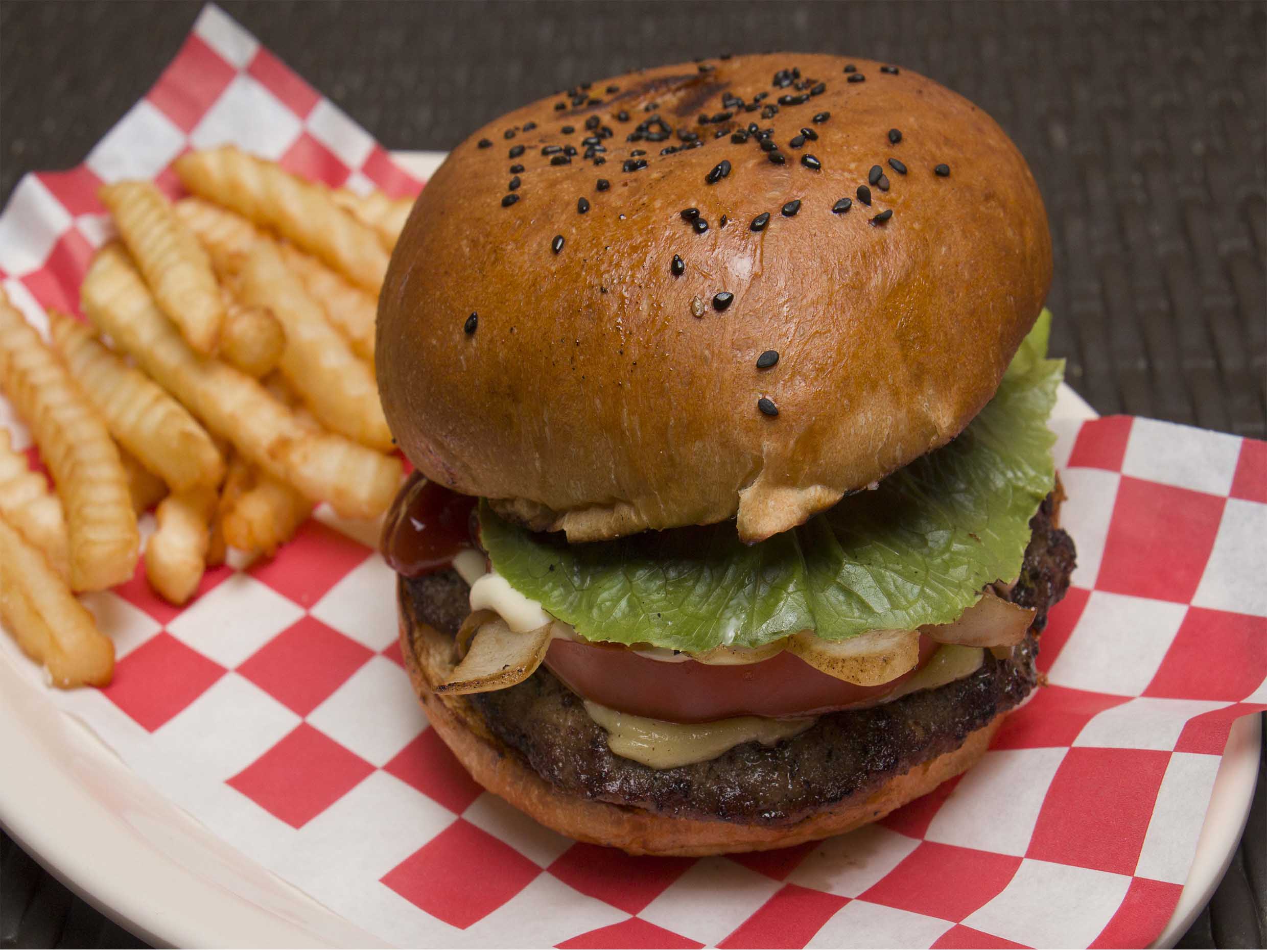 Hamburguesa Clásica con papas.