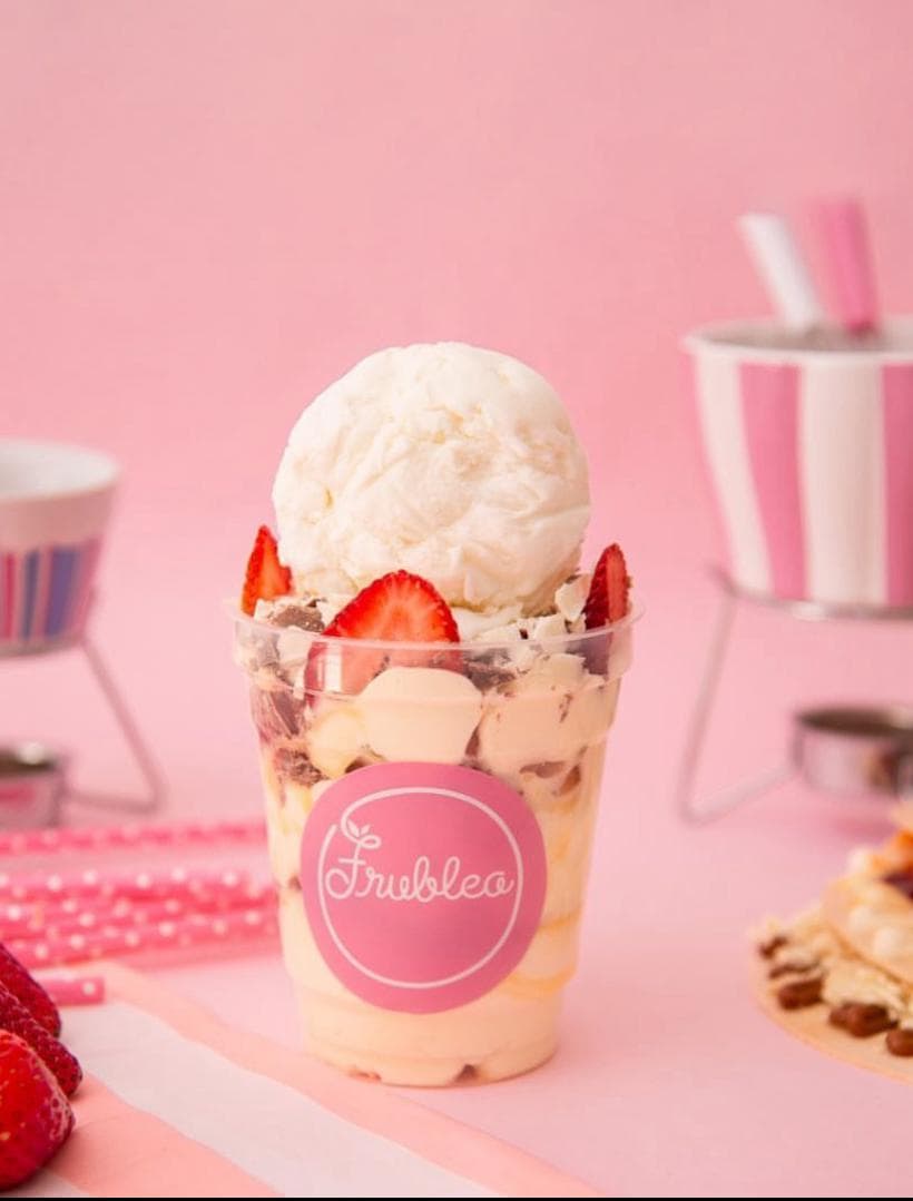 Fresas con Crema, Helado y Chocolate
