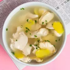 Sopa Wantán de Pollo y Kion