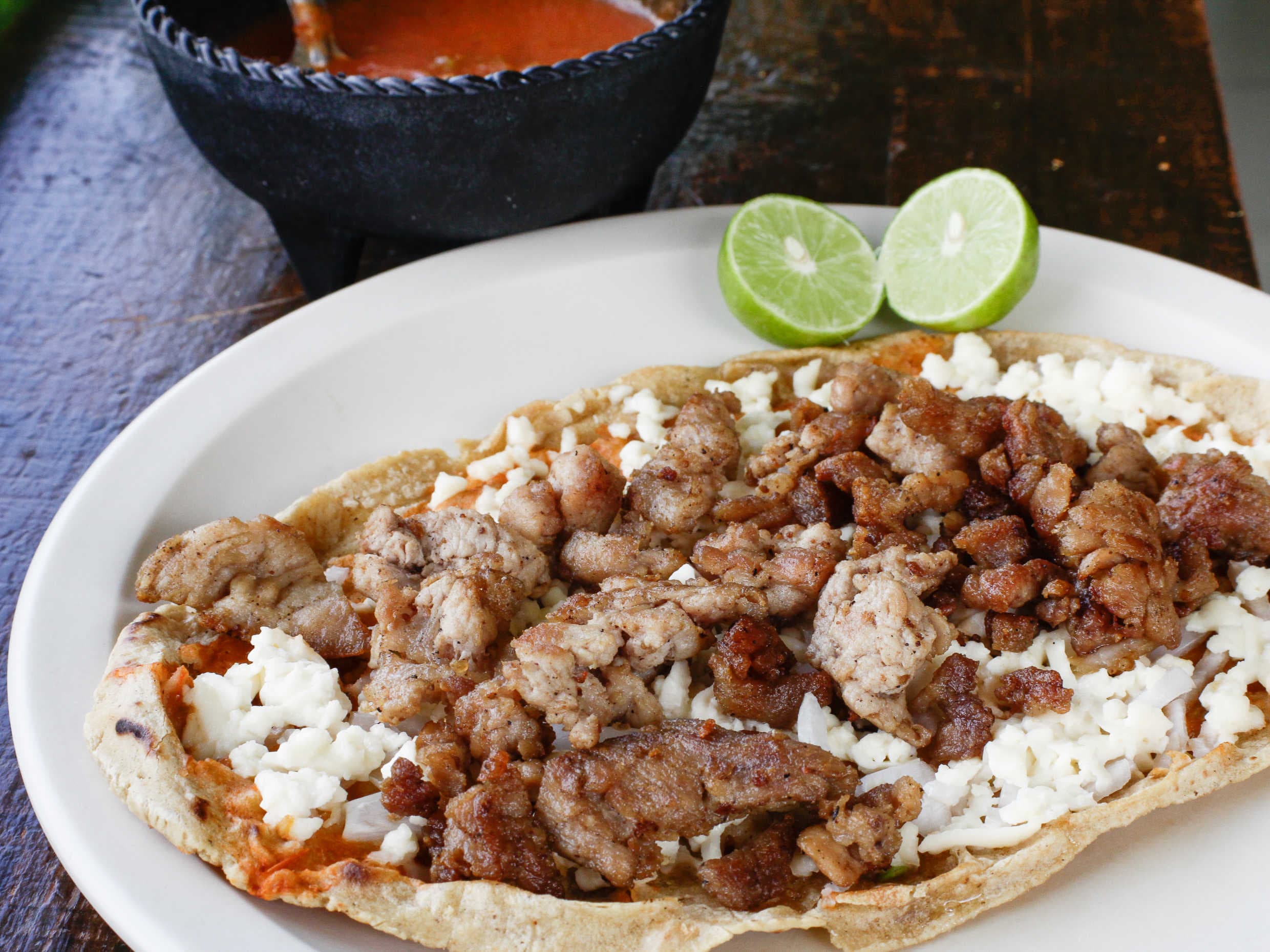 Combo-HUARACHE DE BISTEC + QUESADILLA CON GUISO