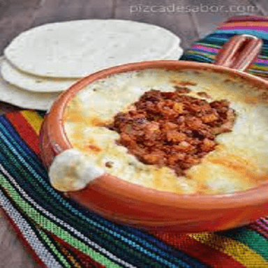 Queso Encebollado con Chorizo