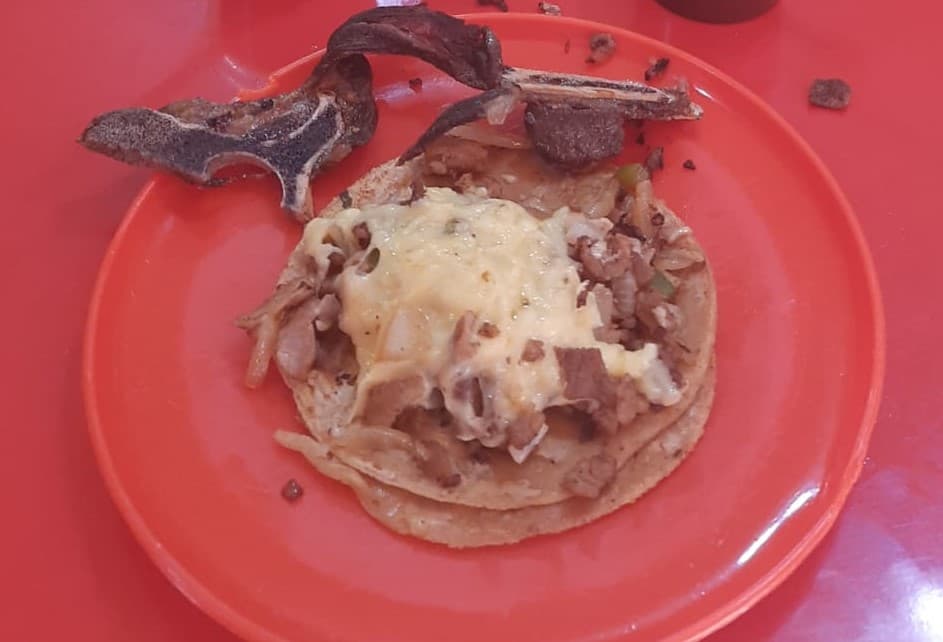 Taco de Costilla con tortilla de maíz y Queso